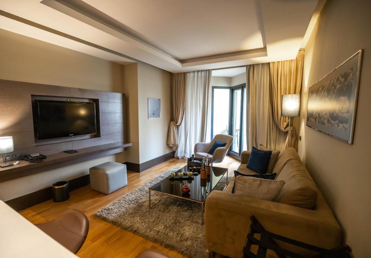 Gray Boutique Hotel Casablanca Exteriör bild A living room in a hotel suite